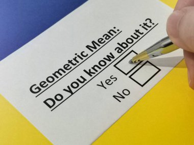 Bir kişi geometrik ortalamayla ilgili soruyu cevaplıyor.