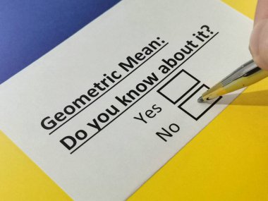 Bir kişi geometrik ortalamayla ilgili soruyu cevaplıyor.