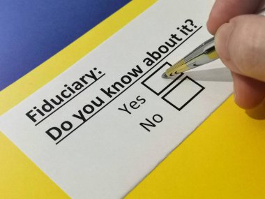 Bir kişi güvenle ilgili soruya cevap veriyor..