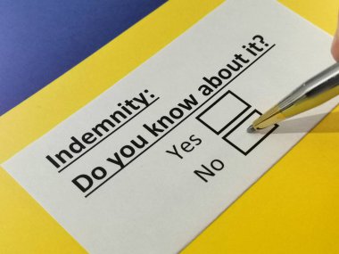 Bir kişi tazminatla ilgili soruya cevap veriyor..