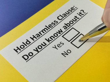 Bir kişi zararsız madde hakkındaki soruyu cevaplıyor..