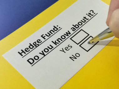 Bir kişi koruma fonuyla ilgili soruya cevap veriyor..