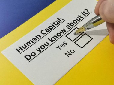 Bir kişi insan sermayesi ile ilgili soruya cevap veriyor.