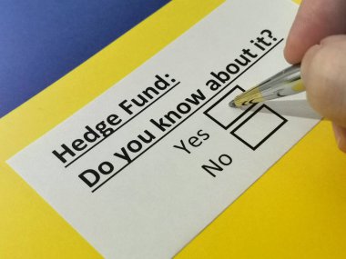 Bir kişi koruma fonuyla ilgili soruya cevap veriyor..