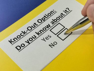 Bir kişi nakavt seçeneğiyle ilgili soruya cevap veriyor..