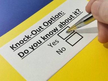 Bir kişi nakavt seçeneğiyle ilgili soruya cevap veriyor..