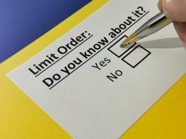 Bir kişi sınır sırasıyla ilgili soruya cevap veriyor.