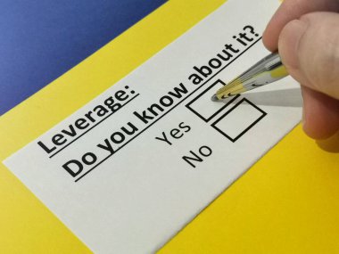 Bir kişi kaldıraçla ilgili soruya cevap veriyor..