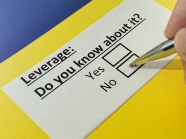 Bir kişi kaldıraçla ilgili soruya cevap veriyor..