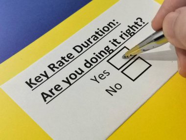 Bir kişi anahtar oran süresi ile ilgili soruya cevap veriyor.