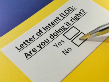 Bir kişi niyet mektubuyla ilgili soruya cevap veriyor (LOI).