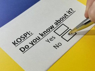 Bir kişi Kore Birleşik Hisse Fiyat endeksi ile ilgili soruya cevap veriyor..