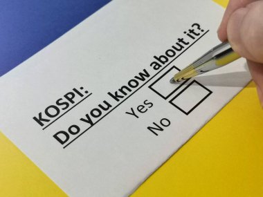 Bir kişi Kore Birleşik Hisse Fiyat endeksi ile ilgili soruya cevap veriyor..