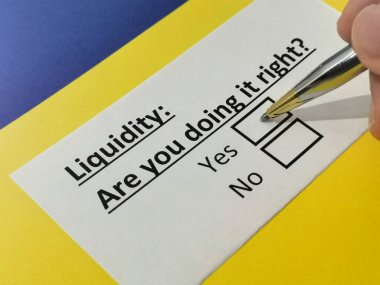 Bir kişi likidite hakkındaki soruyu cevaplıyor.