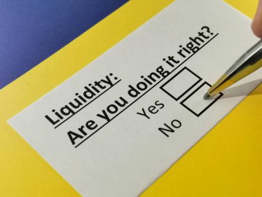 Bir kişi likidite hakkındaki soruyu cevaplıyor.