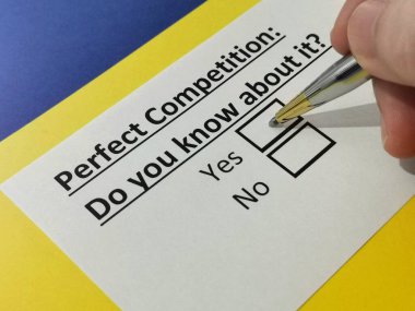 Bir kişi mükemmel rekabet hakkındaki soruyu cevaplıyor..