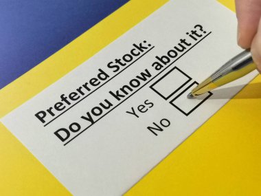 Bir kişi tercih edilen hisse senedi hakkındaki soruyu cevaplıyor..