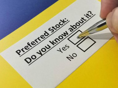 Bir kişi tercih edilen hisse senedi hakkındaki soruyu cevaplıyor..