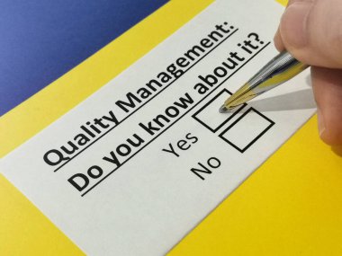 Bir kişi kalite yönetimi ile ilgili soruya cevap veriyor.