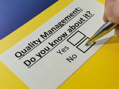 Bir kişi kalite yönetimi ile ilgili soruya cevap veriyor.