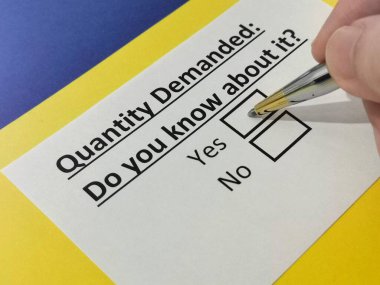 Bir kişi talep miktarı ile ilgili soruyu cevaplıyor.