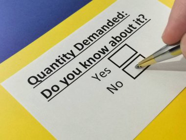 Bir kişi talep miktarı ile ilgili soruyu cevaplıyor.