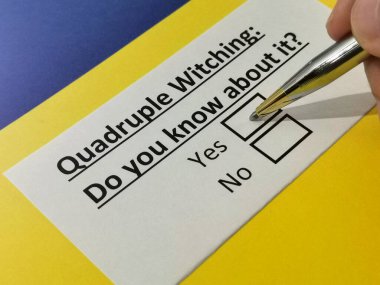 Bir kişi dörtlü cadılıkla ilgili soruya cevap veriyor..