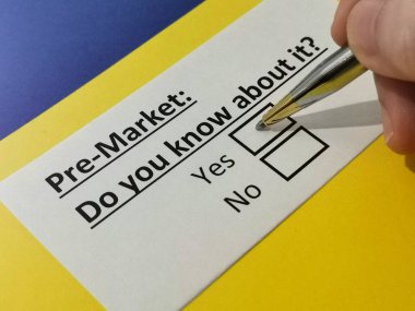 Bir kişi pazar öncesi ile ilgili soruya cevap veriyor..