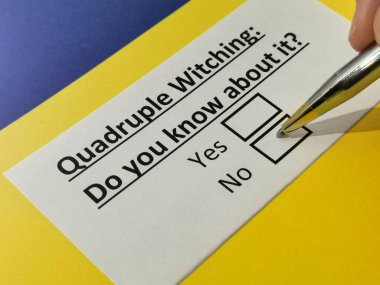 Bir kişi dörtlü cadılıkla ilgili soruya cevap veriyor..