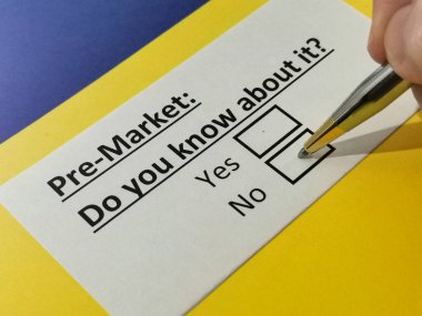 Bir kişi pazar öncesi ile ilgili soruya cevap veriyor..