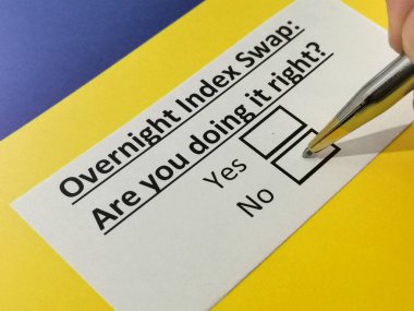 Bir kişi bir gecelik indeks değişimiyle ilgili soruya cevap veriyor.