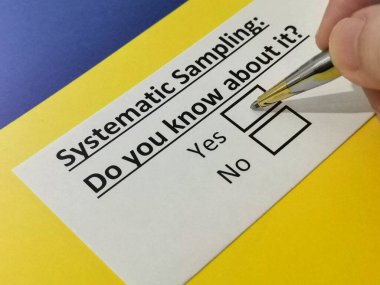 Bir kişi sistematik örnekleme hakkındaki soruyu cevaplıyor..