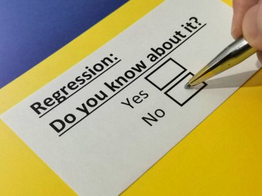 Bir kişi gerilemeyle ilgili soruya cevap veriyor..