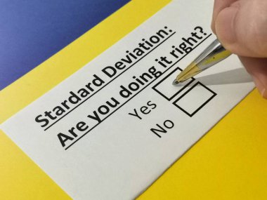 Bir kişi standart sapma hakkındaki soruyu cevaplıyor..