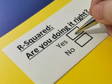 Bir kişi R 'nin karesi hakkındaki soruyu cevaplıyor..