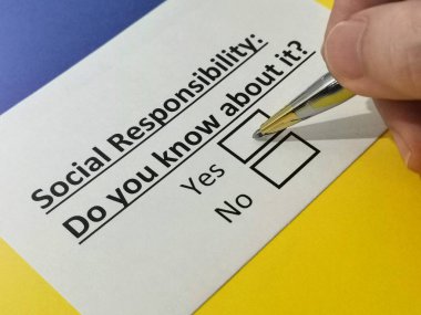 Bir kişi sosyal sorumluluk sorusunu cevaplıyor..