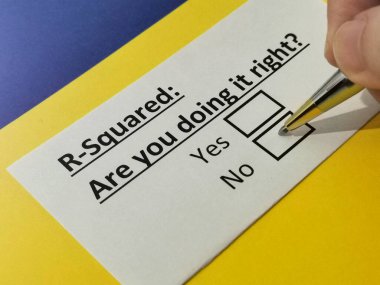 Bir kişi R 'nin karesi hakkındaki soruyu cevaplıyor..