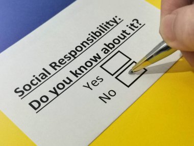 Bir kişi sosyal sorumluluk sorusunu cevaplıyor..