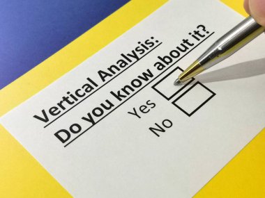 Bir kişi dikey analiz hakkındaki soruyu cevaplıyor..