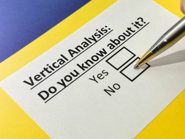 Bir kişi dikey analiz hakkındaki soruyu cevaplıyor..