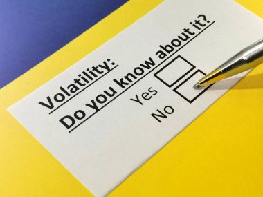 Bir kişi uçuculukla ilgili soruya cevap veriyor..