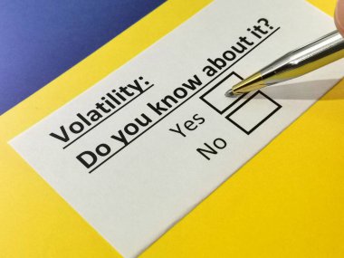 Bir kişi uçuculukla ilgili soruya cevap veriyor..