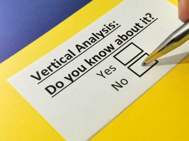 Bir kişi dikey analizle ilgili soruya cevap veriyor..