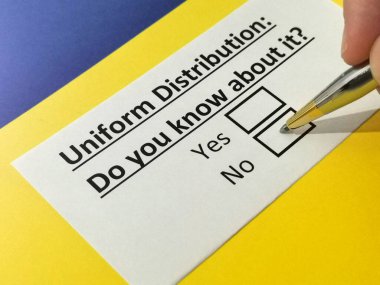 Bir kişi üniforma dağıtımıyla ilgili soruya cevap veriyor..