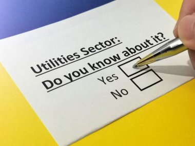 Bir kişi kamu hizmetleri sektörüyle ilgili soruları yanıtlıyor.