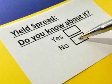 Bir kişi ürün dağılımı ile ilgili soruya cevap veriyor..