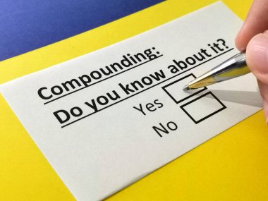 Bir kişi bileşikle ilgili soruya cevap veriyor..