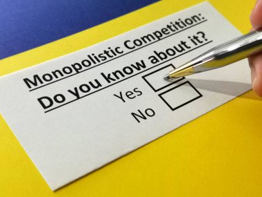 Bir kişi tekelci rekabetle ilgili soruyu cevaplıyor.