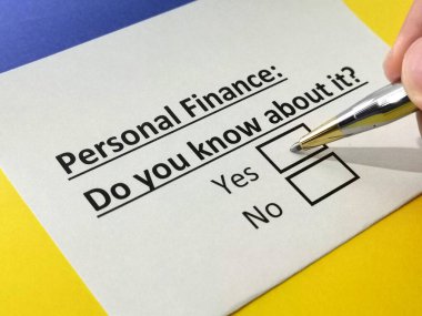 Bir kişi kişisel finansla ilgili soruya cevap veriyor..
