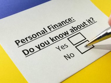 Bir kişi kişisel finansla ilgili soruya cevap veriyor..